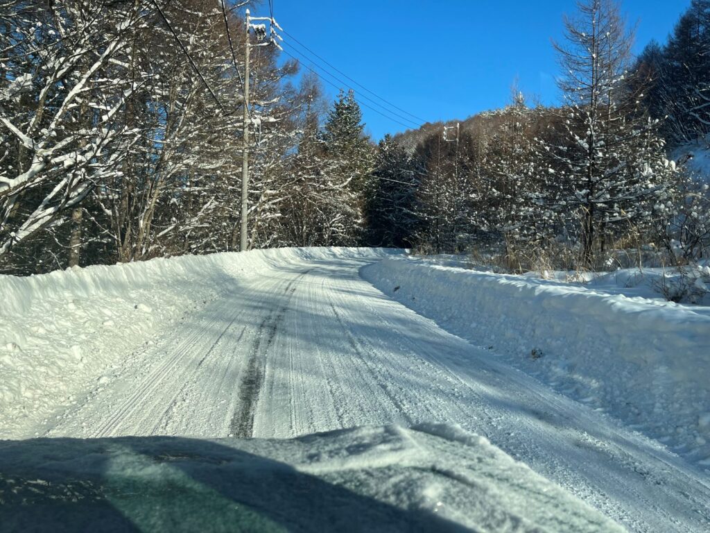 別荘までの雪