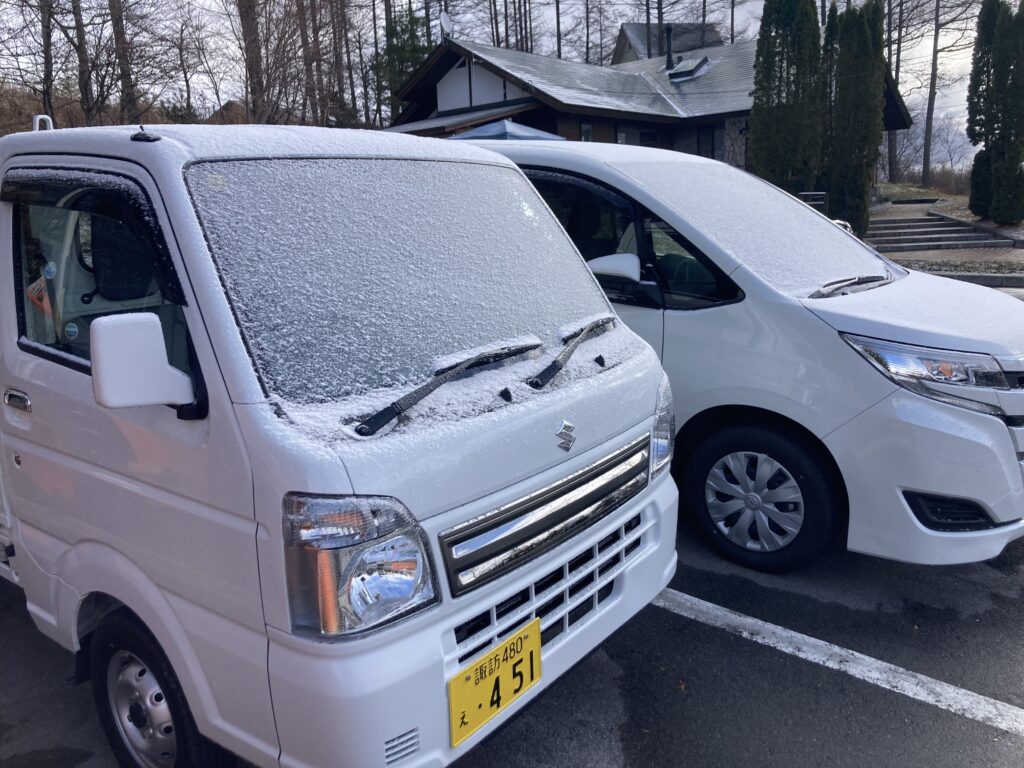 長野県諏訪市　信州　霧ヶ峰高原　別荘地　ビバルデの丘　初雪　積雪　雪化粧