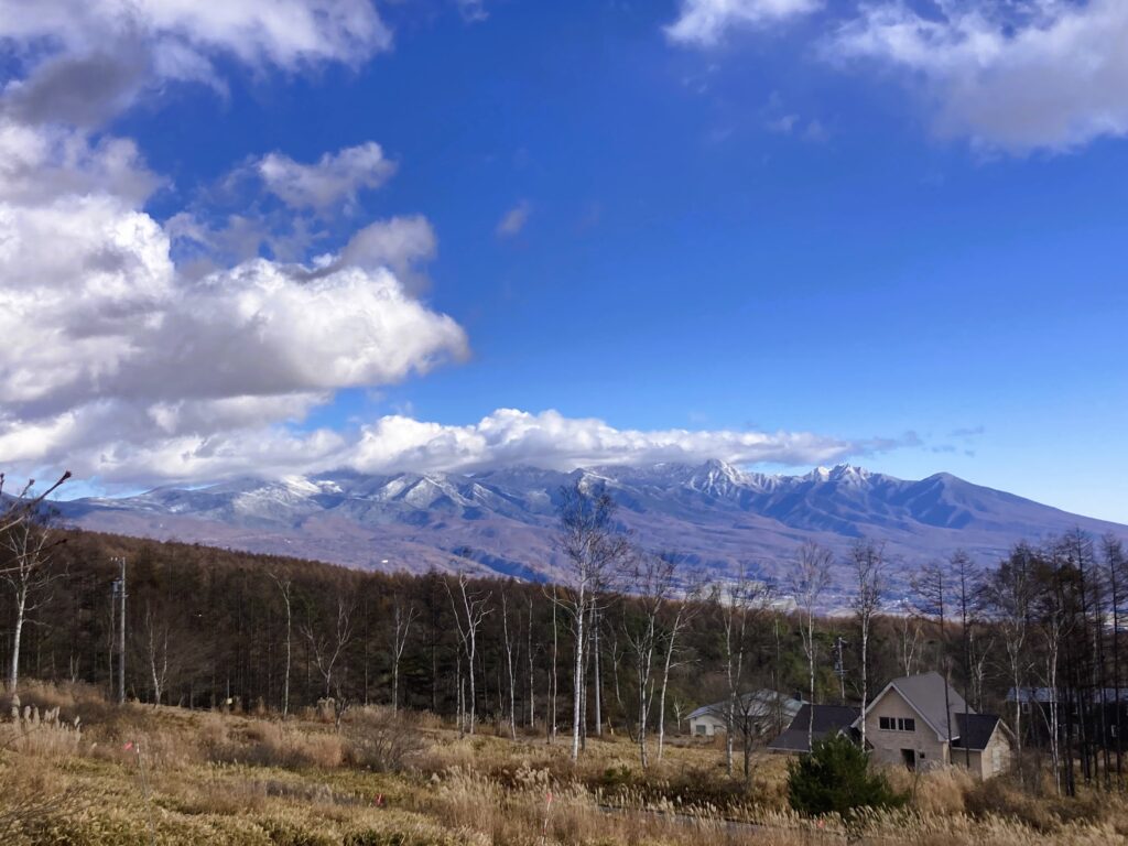 長野県諏訪市　信州　霧ヶ峰高原　別荘地　ビバルデの丘　初雪　積雪　雪化粧　八ヶ岳