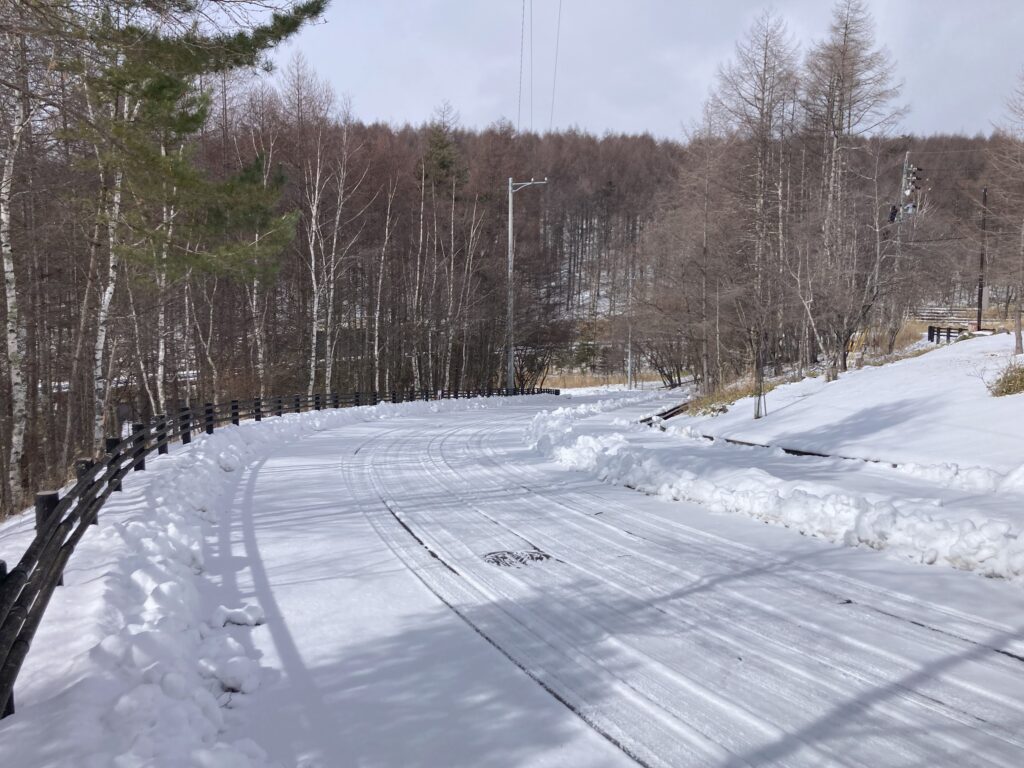 長野県諏訪市　信州　諏訪　霧ヶ峰高原　別荘地　ビバルデの丘　霧ヶ峰　積雪情報　雪　道路　山道