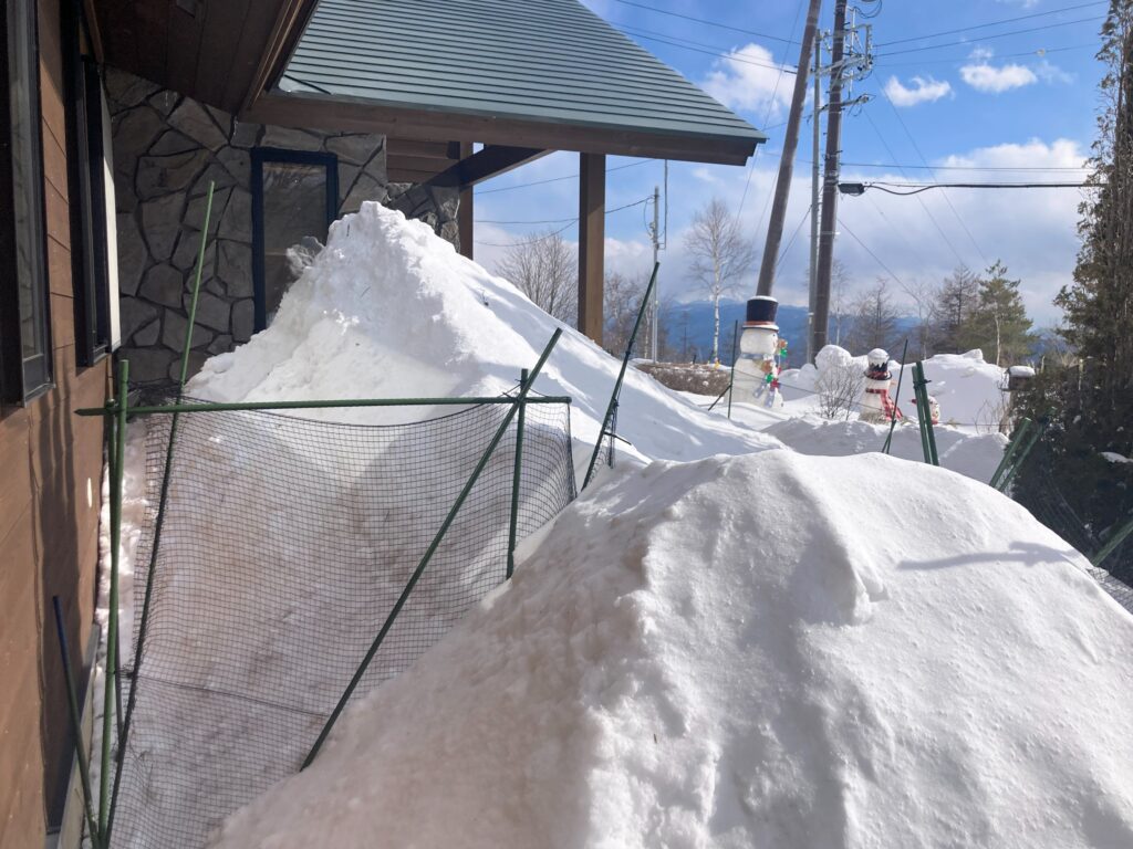 信州諏訪霧ヶ峰高原別荘地　霧ヶ峰　ビバルデの丘　長野県諏訪市　ビーナスライン　別荘　山　自然　富士山　眺望　アウトドア　雪　積雪　道路状況　雪かき　除雪　雪遊び　かまくら　雪だるま