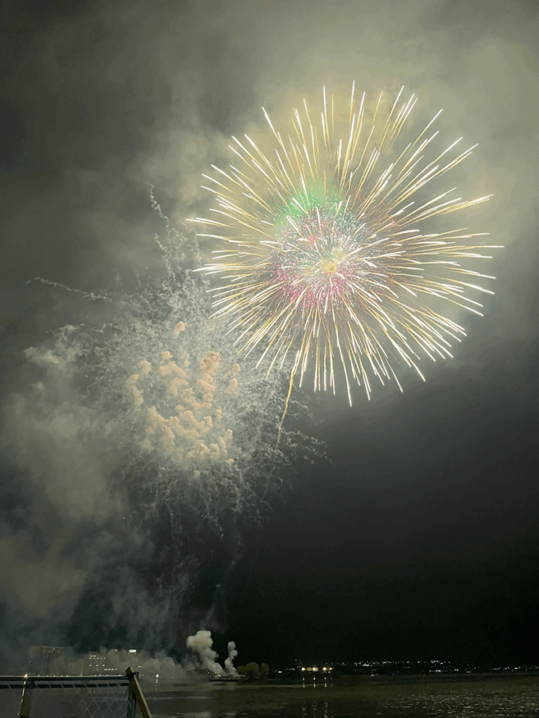 諏訪湖　花火大会　湖上花火　水上スターマイン　2025　お祭り　花火の歴史　ビバルデの丘　７７回　５０万人　見物客　フードコート