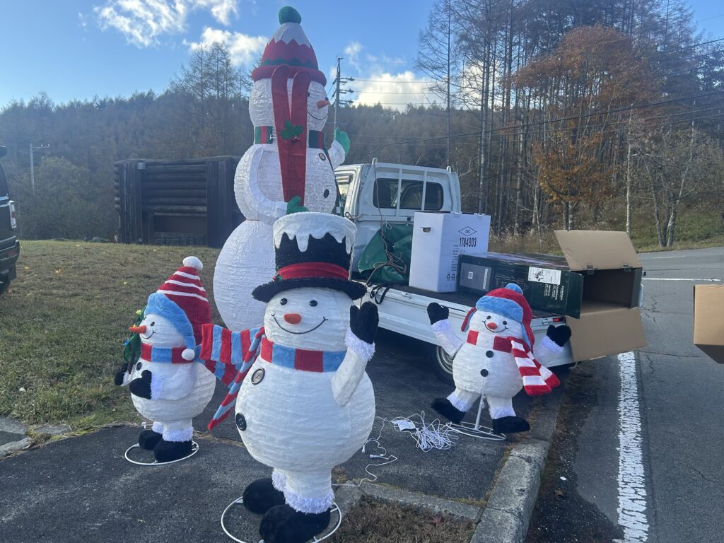 信州諏訪霧ヶ峰高原別荘地　霧ヶ峰　ビバルデの丘　長野県諏訪市　ビーナスライン　別荘　山　森　森林　自然　富士山　八ヶ岳　南アルプス　中央アルプス　眺望　植物　山野草　草花　紅葉　モミジ　カラマツ　落葉松　イルミネーション　スノーマン　雪だるま　秋　冬　雪　１１月