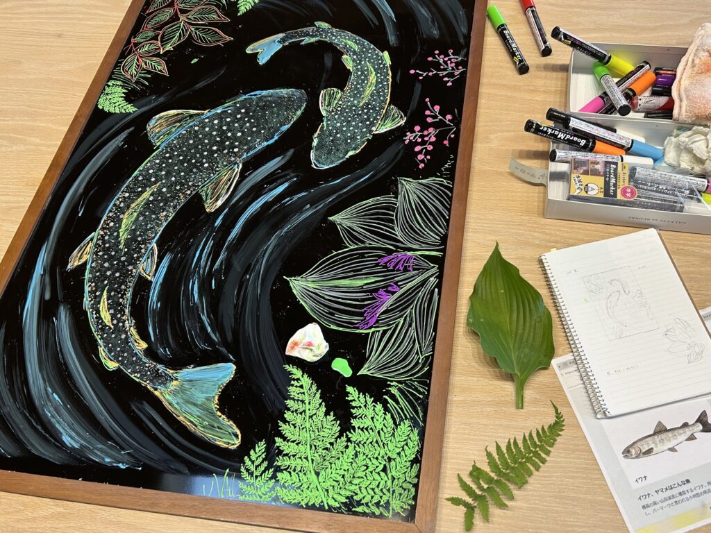 信州諏訪霧ヶ峰高原別荘地　霧ヶ峰　ビバルデの丘　長野県諏訪市　ビーナスライン　別荘　山　森　森林　自然　富士山　八ヶ岳　南アルプス　中央アルプス　眺望　植物　山野草　草花　紅葉　モミジ　カラマツ　落葉松　ペン　マーカーペン　イラスト　魚　渓流魚　イワナ