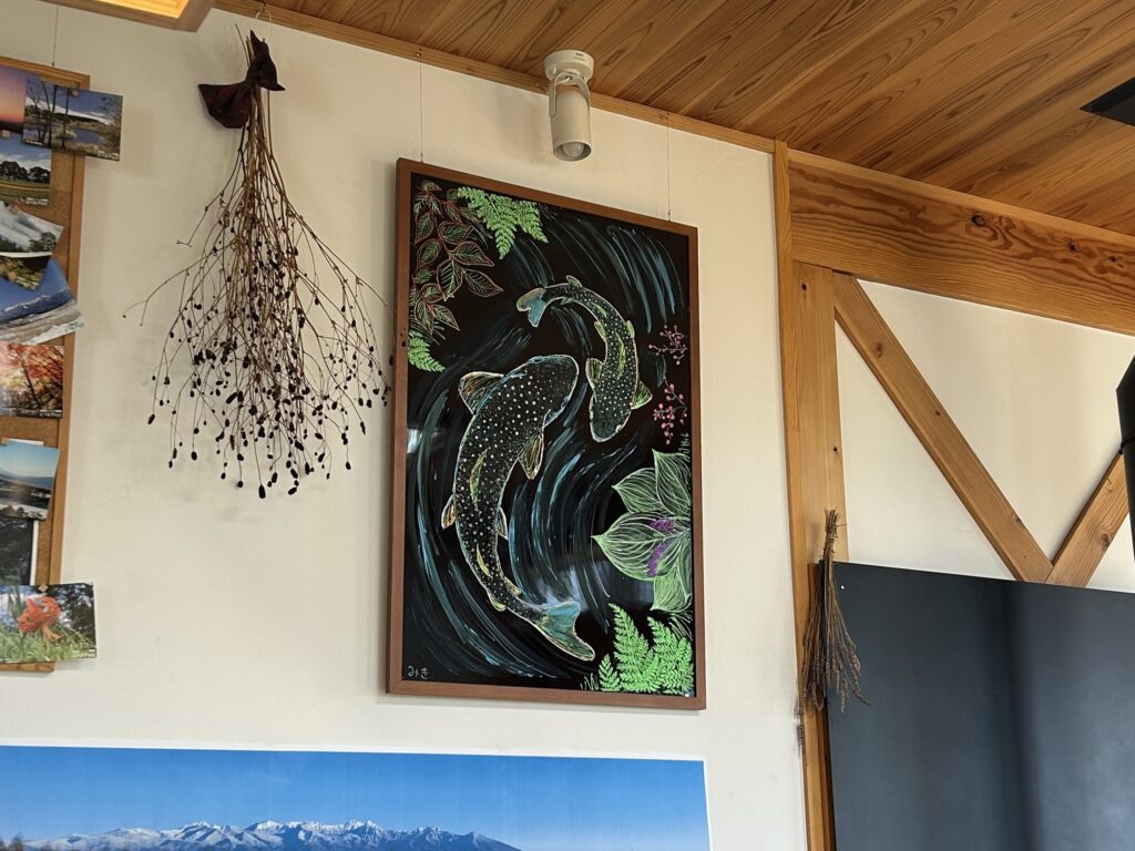 信州諏訪霧ヶ峰高原別荘地　霧ヶ峰　ビバルデの丘　長野県諏訪市　ビーナスライン　別荘　山　森　森林　自然　富士山　八ヶ岳　南アルプス　中央アルプス　眺望　植物　山野草　草花　紅葉　モミジ　カラマツ　落葉松　ペン　マーカーペン　イラスト　魚　渓流魚　イワナ