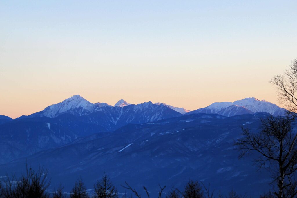 信州諏訪霧ヶ峰高原別荘地　霧ヶ峰　ビバルデの丘　長野県諏訪市　ビーナスライン　別荘　山　森　森林　自然　富士山　八ヶ岳　南アルプス　中央アルプス　眺望　植物　山野草　草花　紅葉　モミジ　カラマツ　落葉松　ペン　マーカーペン　イラスト　魚　渓流魚　イワナ　北岳