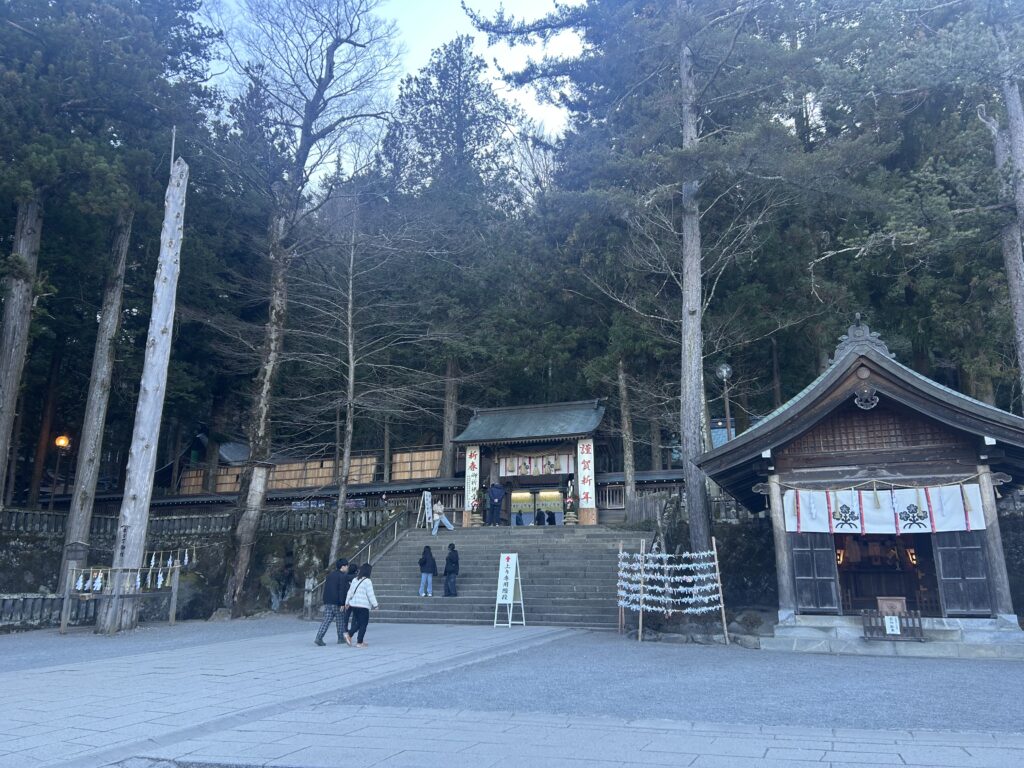 信州諏訪霧ヶ峰高原別荘地 霧ヶ峰 ビバルデの丘 長野県諏訪市 ビーナスライン 別荘 山 森 森林 自然 富士山 八ヶ岳 南アルプス 中央アルプス 眺望 植物 梅 花 春 冬 諏訪大社 上社本宮 御柱一之柱 境内