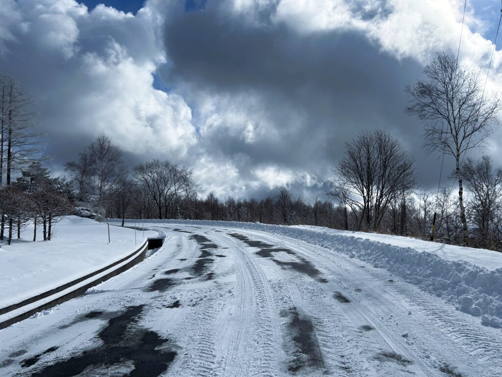 信州諏訪霧ヶ峰高原別荘地 霧ヶ峰 ビバルデの丘 長野県諏訪市 ビーナスライン 別荘 山 森 森林 自然 富士山 八ヶ岳 南アルプス 中央アルプス 冬 雪 雪景色 積雪 積雪量 積雪情報 積雪状況 道路状況 車 滑る 冬 天気 つらら 寒い 寒波 除雪 雪かき