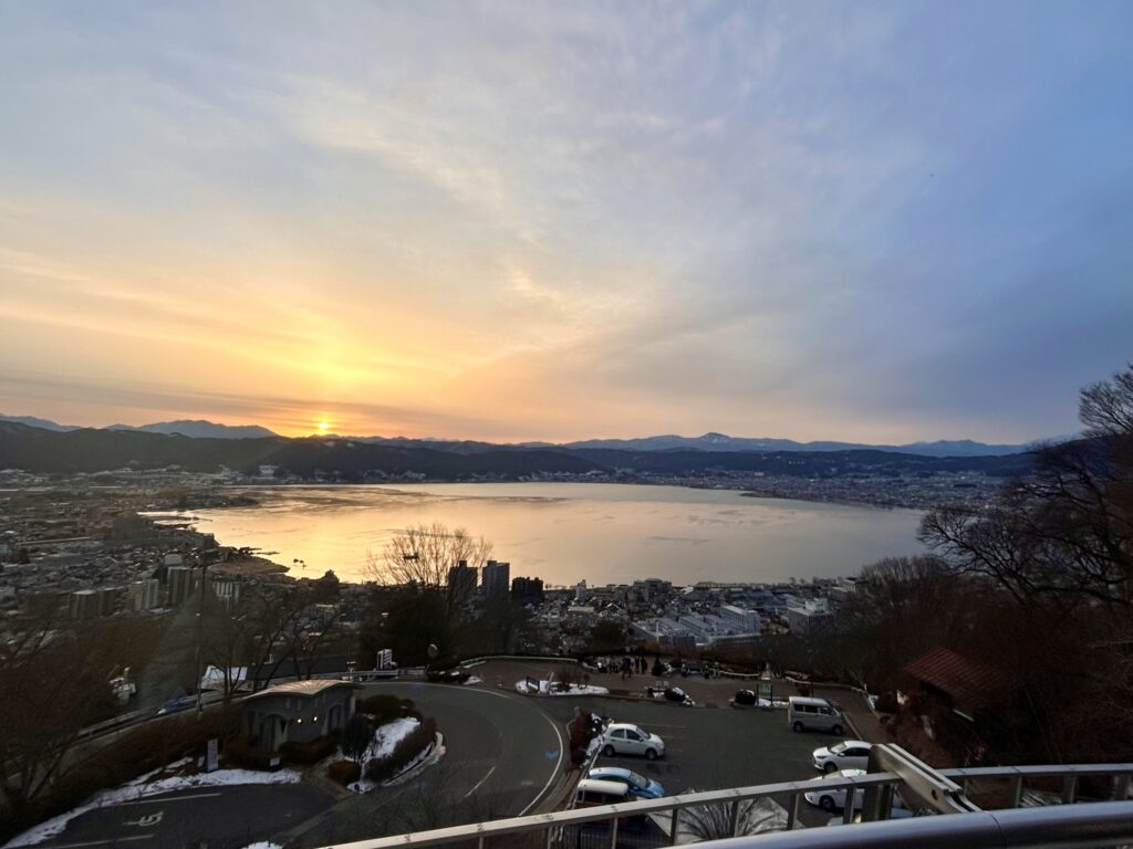 信州諏訪霧ヶ峰高原別荘地　霧ヶ峰　ビバルデの丘　長野県諏訪市　ビーナスライン　別荘　山　森　森林　自然　南アルプス　中央アルプス　冬　　積雪状況　道路状況　車　滑る　冬　天気　つらら　寒い　寒波　立石公園　諏訪湖　凍る　御神渡り　明けの海