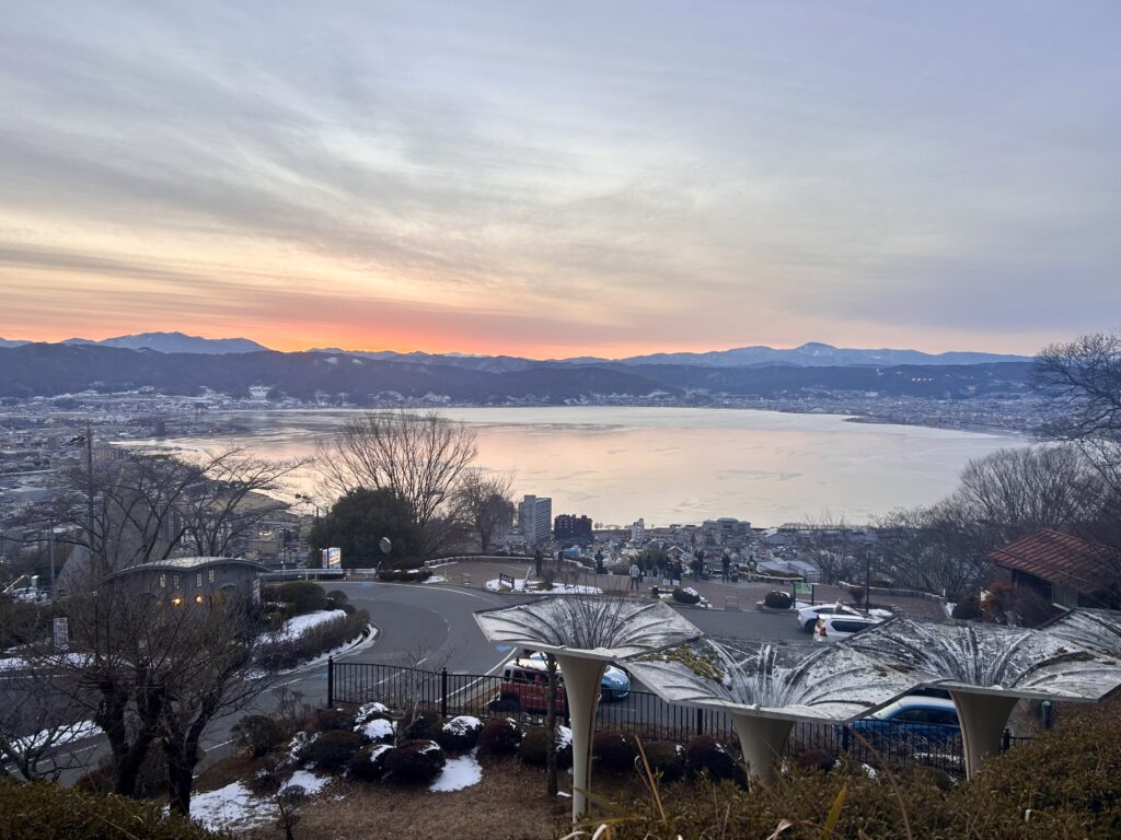 信州諏訪霧ヶ峰高原別荘地　霧ヶ峰　ビバルデの丘　長野県諏訪市　ビーナスライン　別荘　山　森　森林　自然　南アルプス　中央アルプス　冬　　積雪状況　道路状況　車　滑る　冬　天気　つらら　寒い　寒波　立石公園　諏訪湖　凍る　御神渡り　明けの海