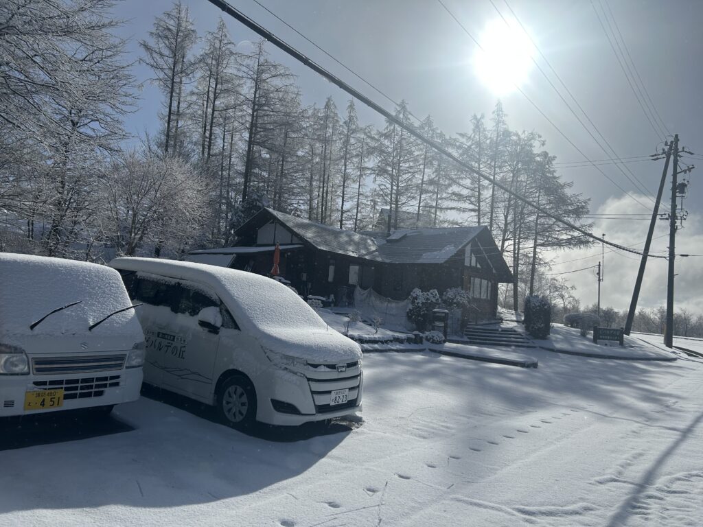 州諏訪霧ヶ峰高原別荘地　霧ヶ峰　ビバルデの丘　長野県諏訪市　ビーナスライン　別荘　山　森　森林　自然　富士山　八ヶ岳　南アルプス　中央アルプス　　冬　雪　眺望　積雪　道路状況