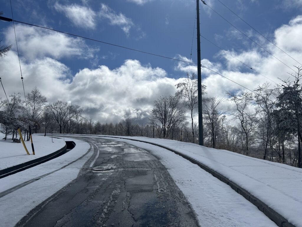 州諏訪霧ヶ峰高原別荘地　霧ヶ峰　ビバルデの丘　長野県諏訪市　ビーナスライン　別荘　山　森　森林　自然　富士山　八ヶ岳　南アルプス　中央アルプス　　冬　雪　眺望　積雪　道路状況　除雪　車